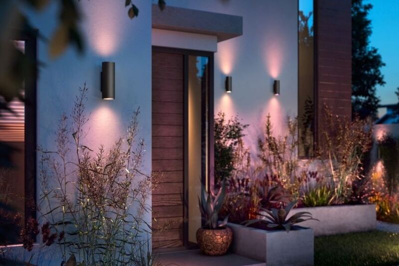 Man sieht die Philips Hue Wandleuchten an der Hauswand.